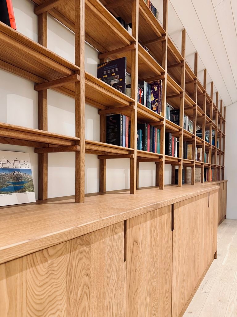 Bibliothèque sur mesure en chêne sous rampant, avec meubles bas à portes