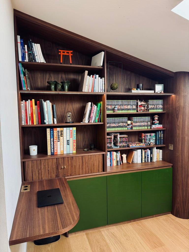 Bibliothèque en noyer sous pente avec bureau arrondi et façades vertes