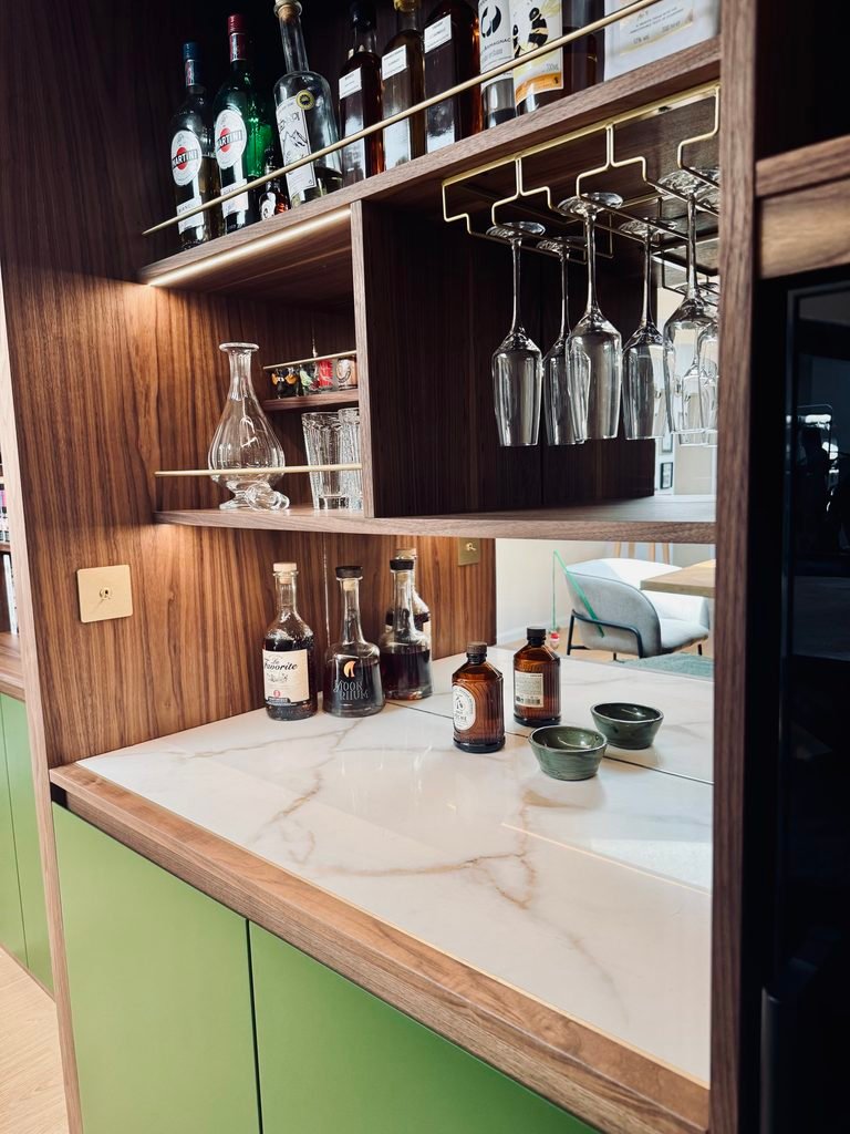 Meuble bar en noyer avec porte-verres en laiton et éclairage intégré