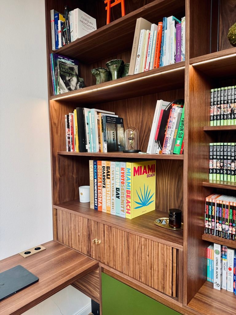 Bibliothèque en noyer avec étagères éclairées par des LED