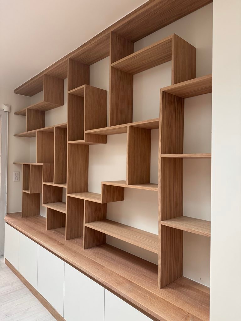 Bibliothèque murale en chêne à cases asymétriques