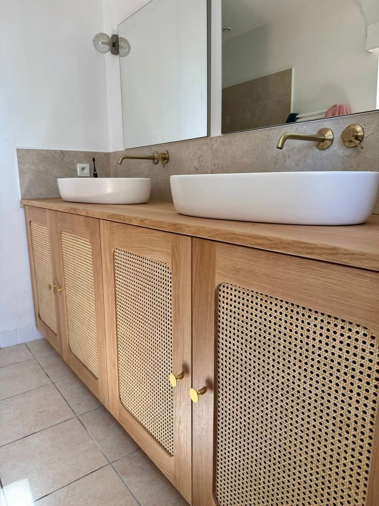 Meuble de salle de bain double vasque en chêne avec portes en cannage